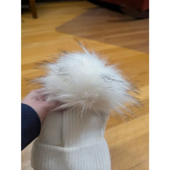 Norla Canada White Knit Beanie NWT with Pom Pom, One Size Alpaca - Picture 3 of 6